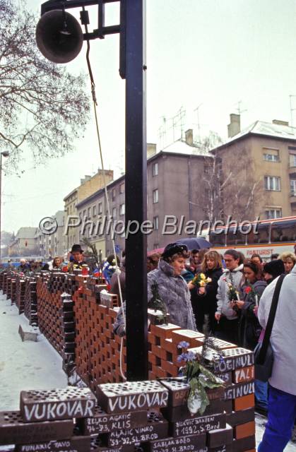 croatie reportage 02.JPG - Recueillement des familles devant les bâtiments de la Force de protection des Nations Unies (FORPRONU) à Zagreb après le massacre de VukovarZagreb, Croatie, février 1994